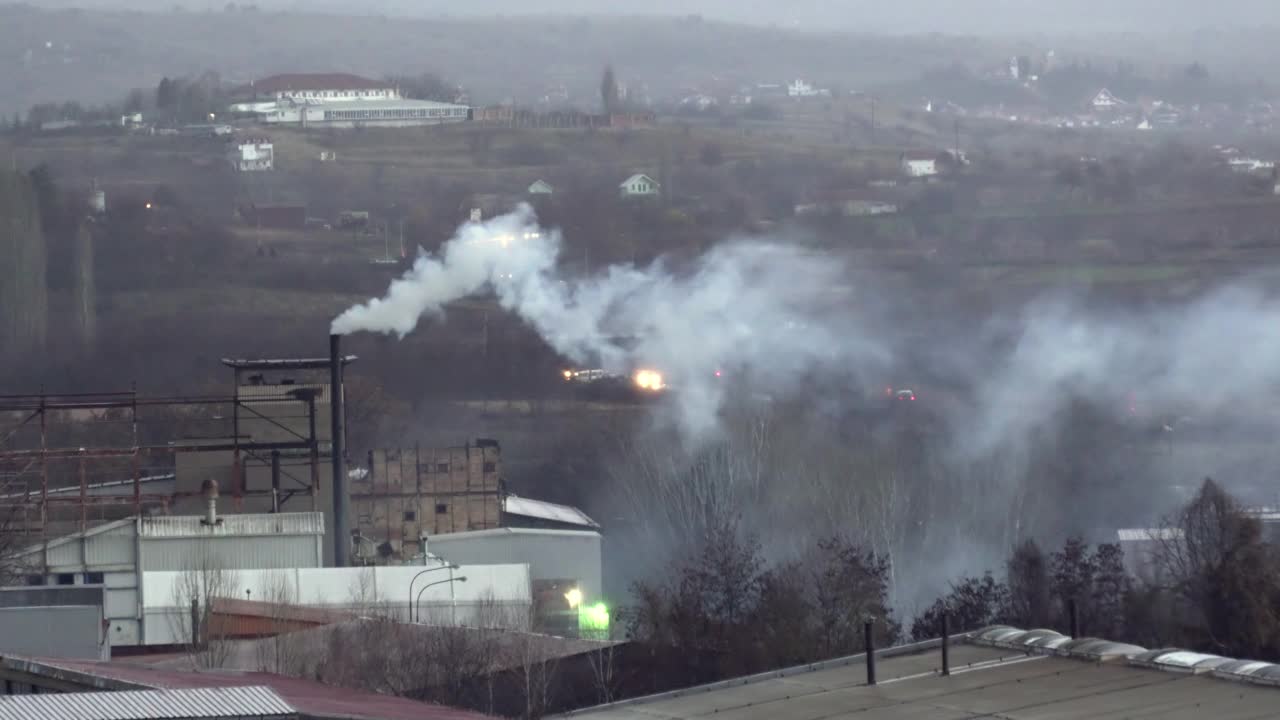 工厂排出的工业烟污染空气视频素材