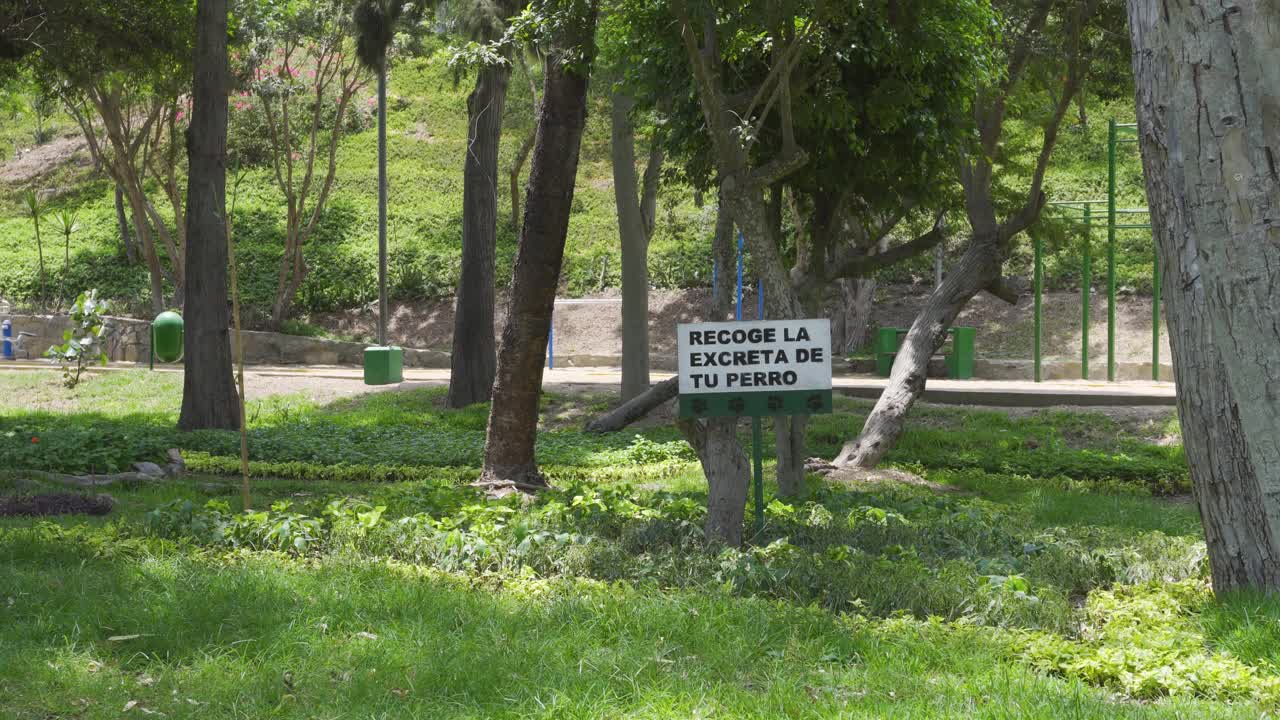 一个嵌在公园里的牌子上写着“收集你的狗的粪便”视频下载