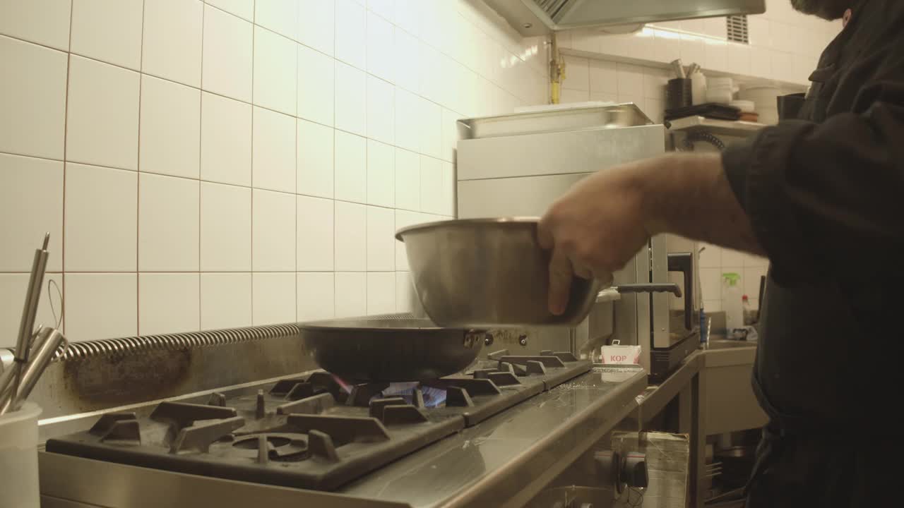 厨房厨师在西班牙的一家餐厅做饭视频下载