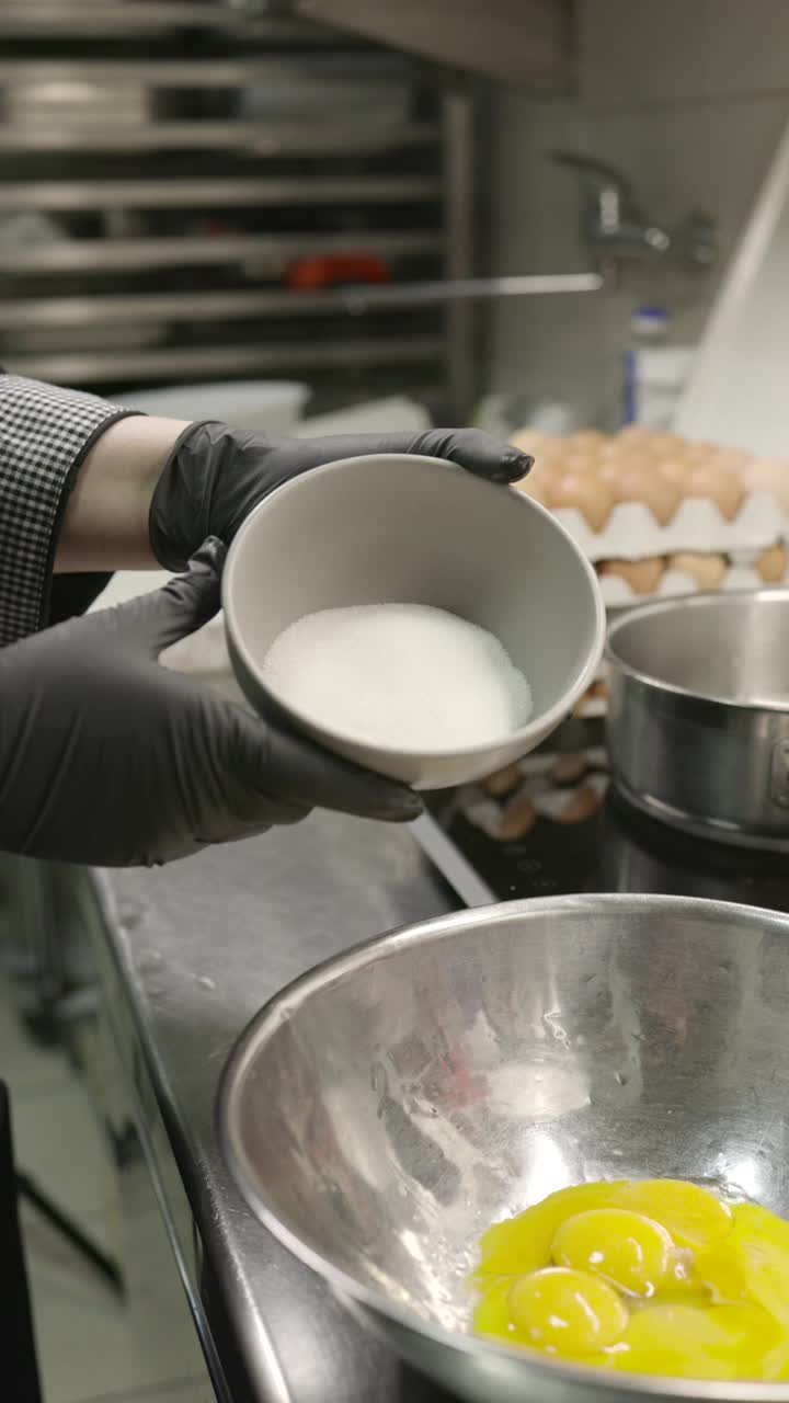 用不锈钢碗将糖倒在蛋黄上视频下载