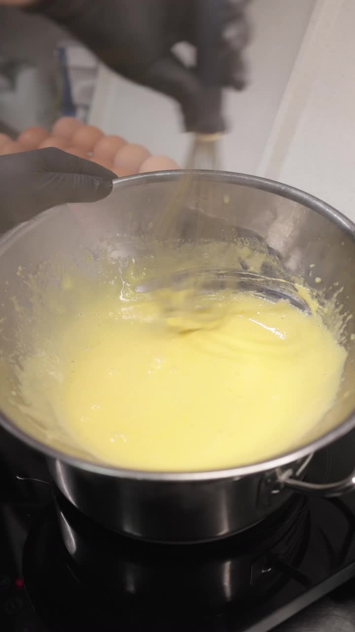 用铁碗蒸鸡蛋，用打蛋器搅拌视频下载