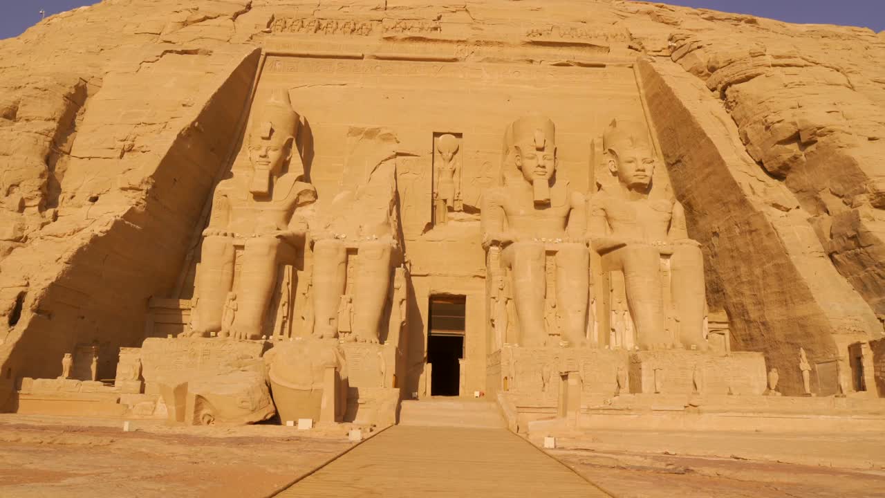 一名年轻女子从内到外走出美丽的阿布辛贝神庙，直到看到法老，这是在埃及南部的努比亚，靠近纳赛尔湖。拉美西斯二世法老庙，4k视频视频下载