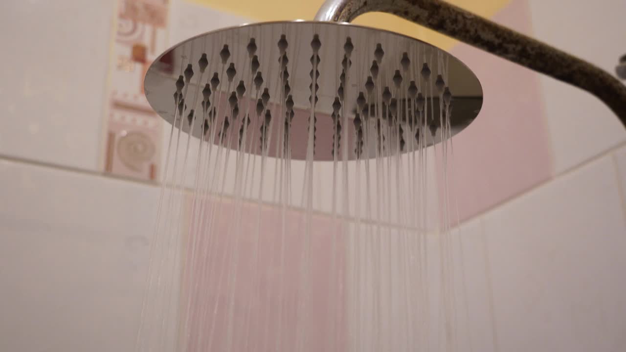 水从淋浴喷头流出来视频素材