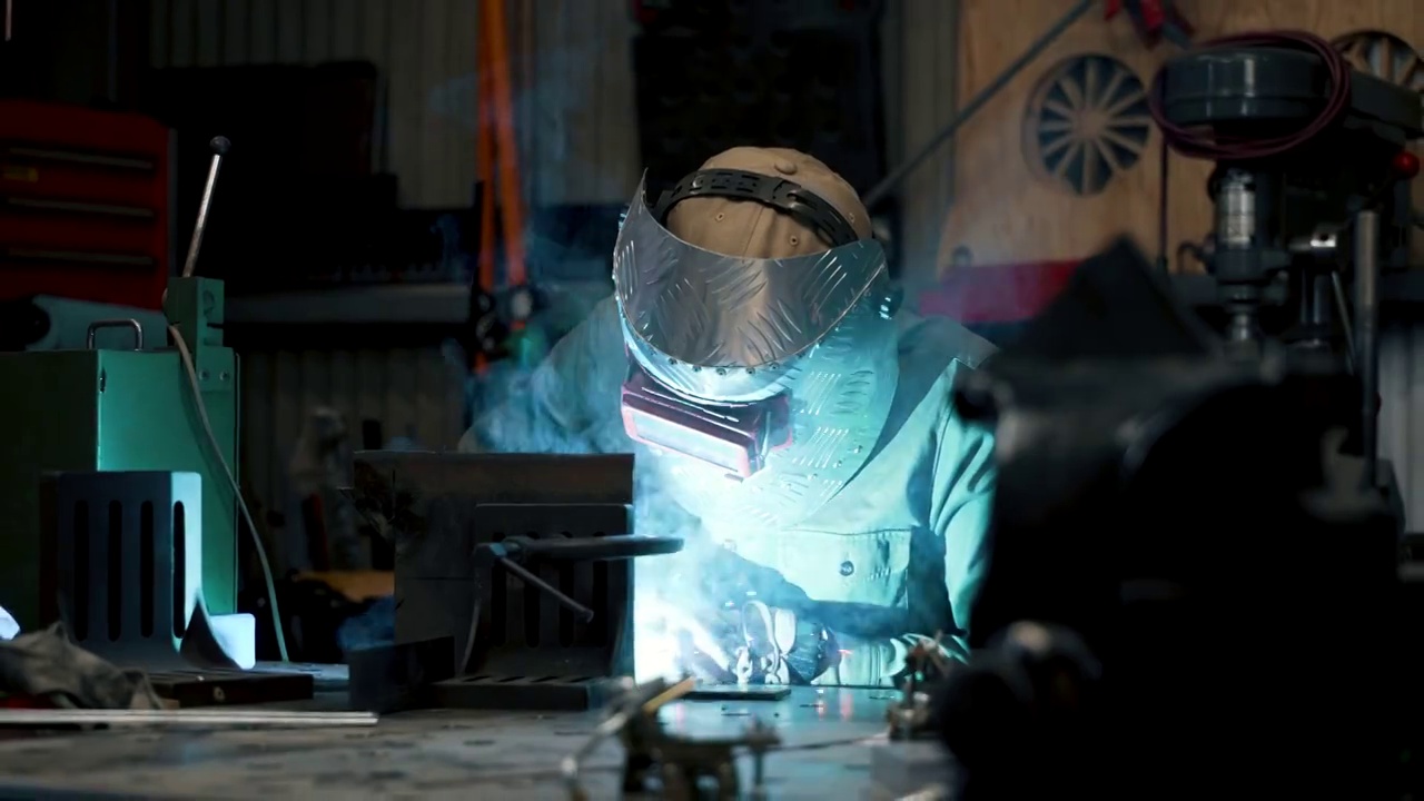 放大一张中年男性焊接金属的照片视频下载