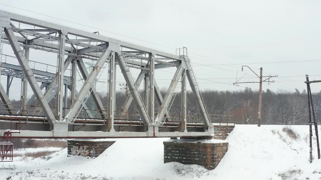 电动市郊火车通过铁路桥。视频下载
