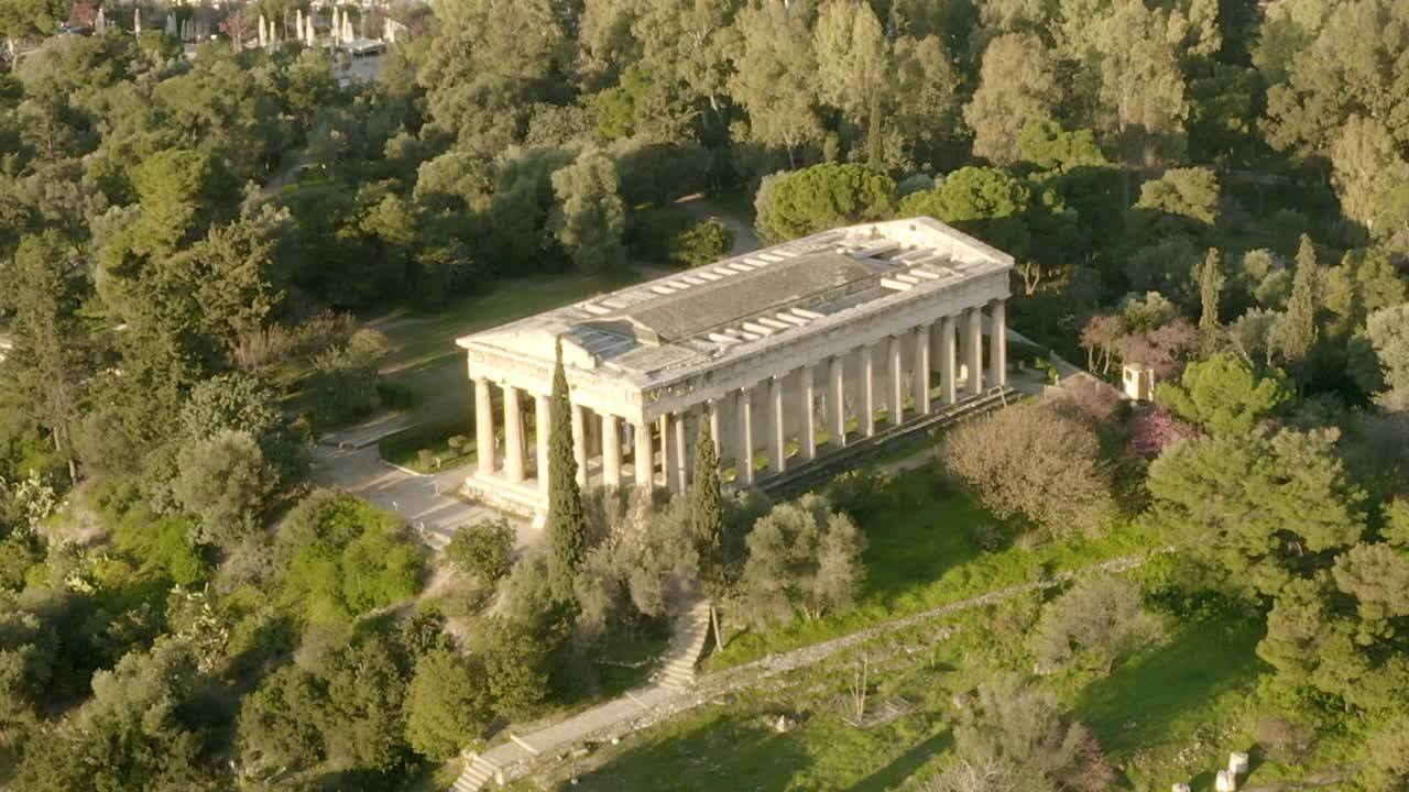 希腊雅典赫菲斯托斯神庙上空的无人机视频视频素材