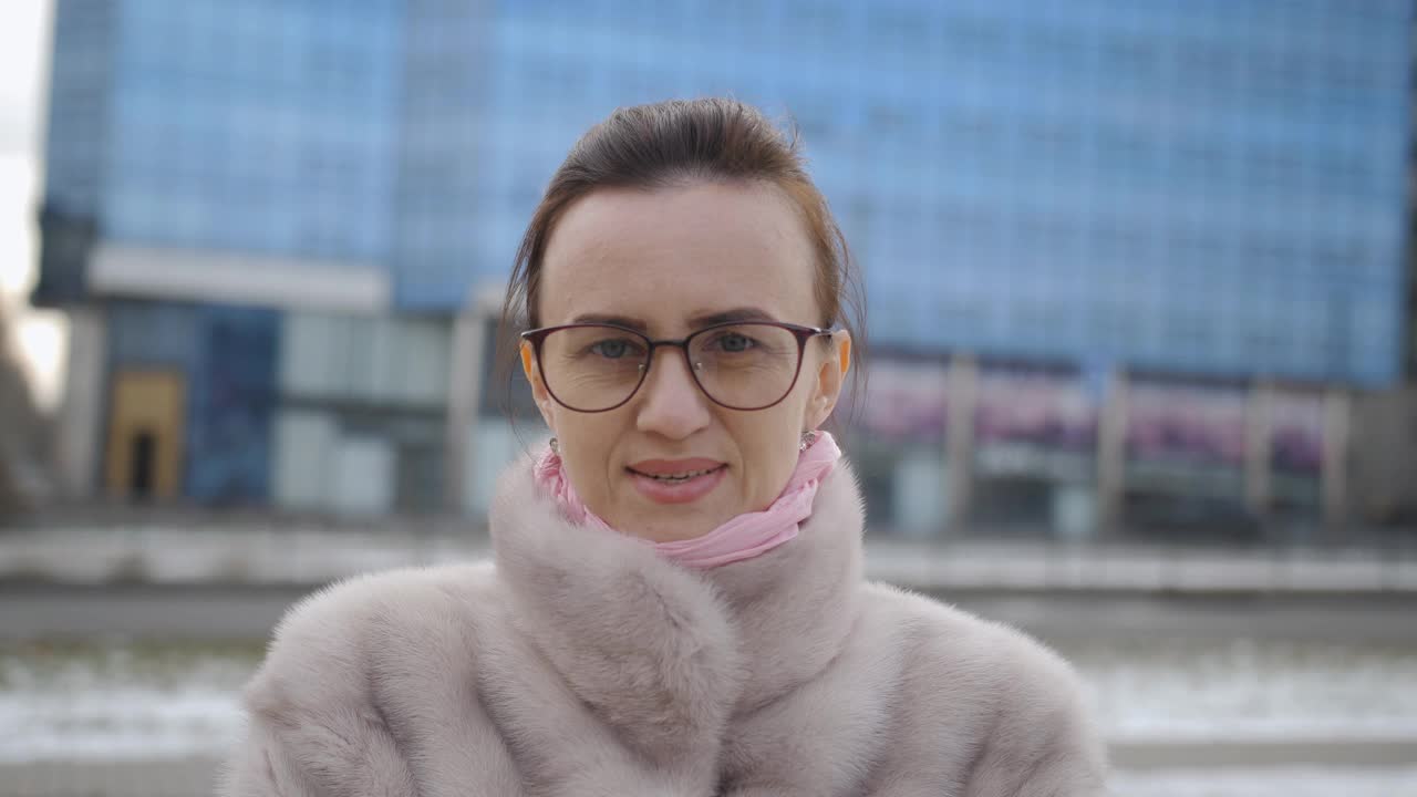 穿点外套的女人在城市里，一幅冬天的画像。视频素材