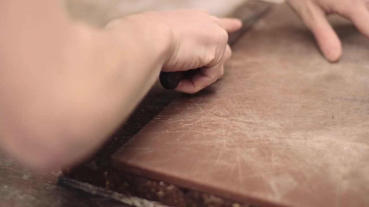 面包师用刀切枣、燕麦和巧克力片视频下载