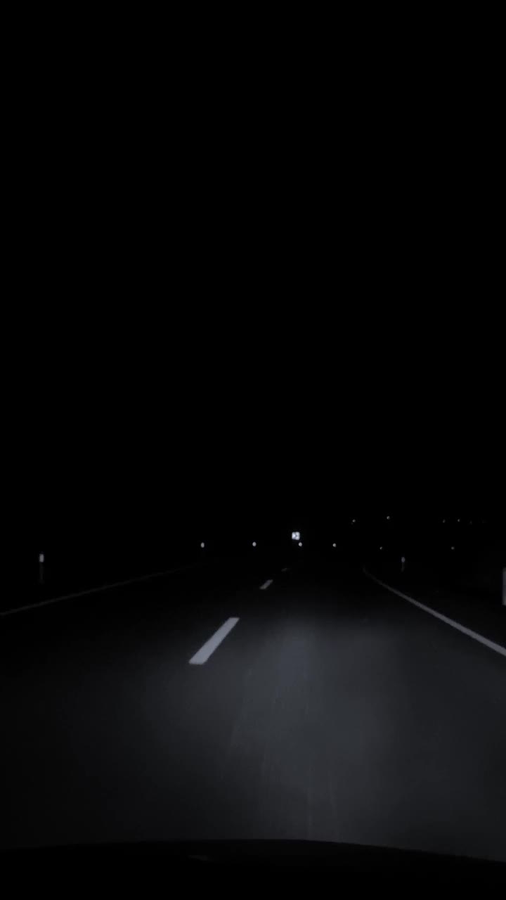 开车穿过午夜空白的道路视频下载
