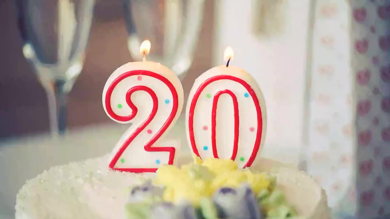 20号生日蜡烛作为20号桌上的甜蛋糕，20号生日视频下载