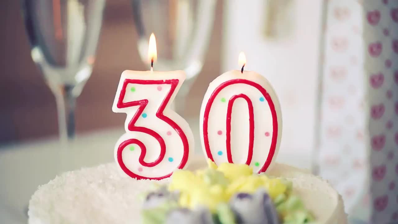 生日蜡烛为三十号，三十号的甜蛋糕放在桌上，三十号生日视频下载
