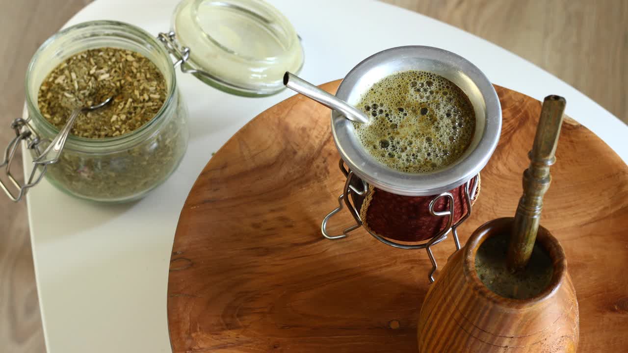 马黛茶，冬青叶的天然浸剂。在一个木制托盘上缓慢旋转的器皿，用来饮用传统的南美茶视频下载