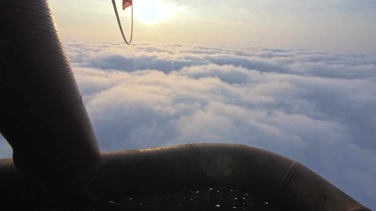 冒险第一人称视角，在热气球上从田野、草地、河篮子和云端飞行。飞机在早晨蔚蓝的天空中飞行。视频下载
