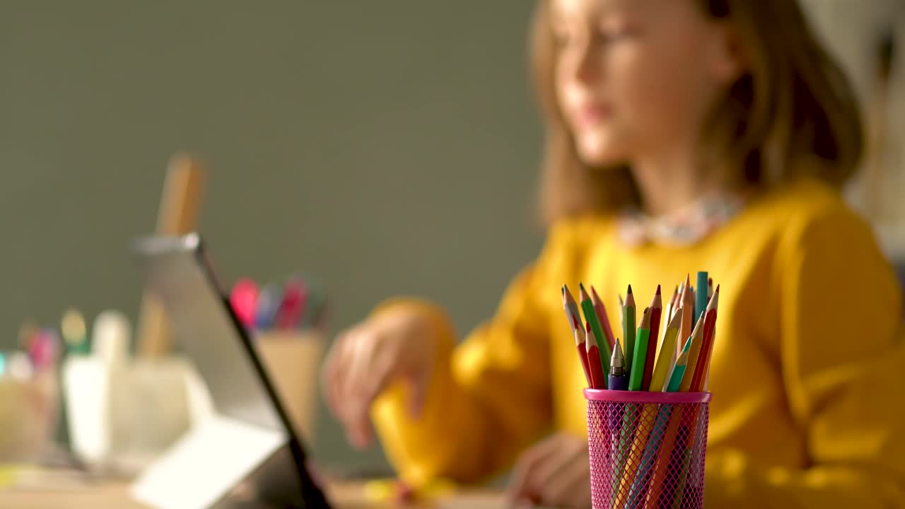 可爱的孩子使用笔记本电脑进行教育，在线学习，在家学习。女孩有作业在远程学习。视频素材