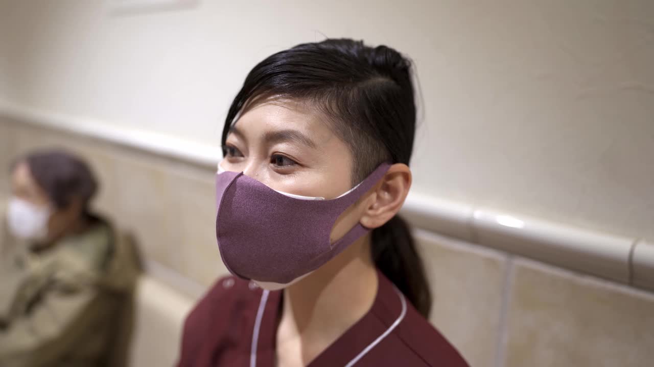 戴双重面具的亚洲妇女视频下载