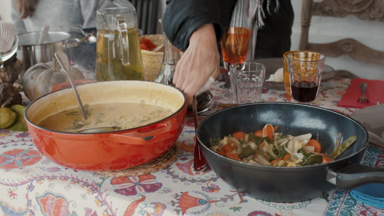 家庭午餐时，女人把蔬菜放在盘子里给孙子吃视频素材