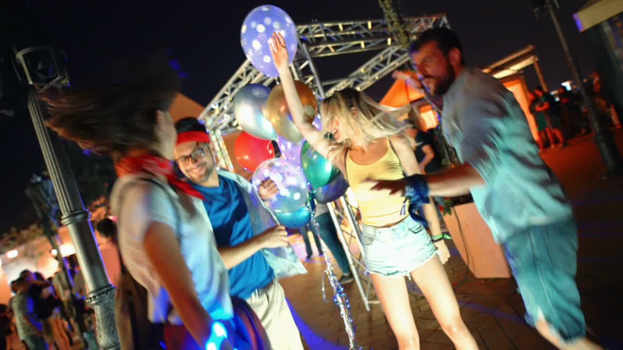 一群朋友在音乐会上跳舞。视频下载