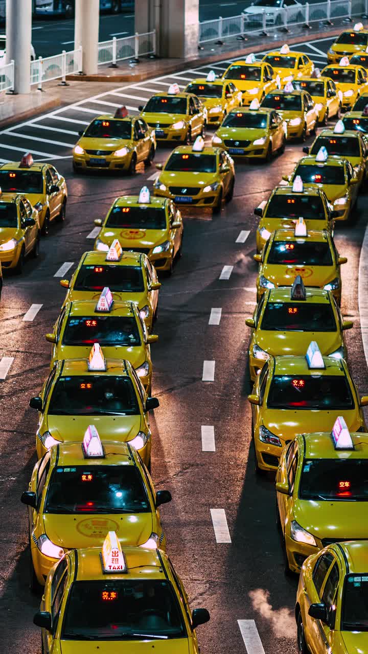 晚上在机场出口处忙碌的黄色出租车排队视频素材