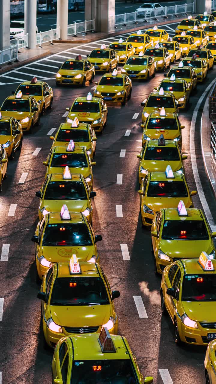 机场出口黄色出租车在夜间排队视频素材