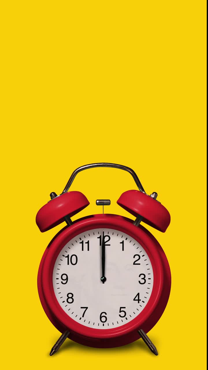 金钱时钟:黄色背景上的12小时金钱视频素材