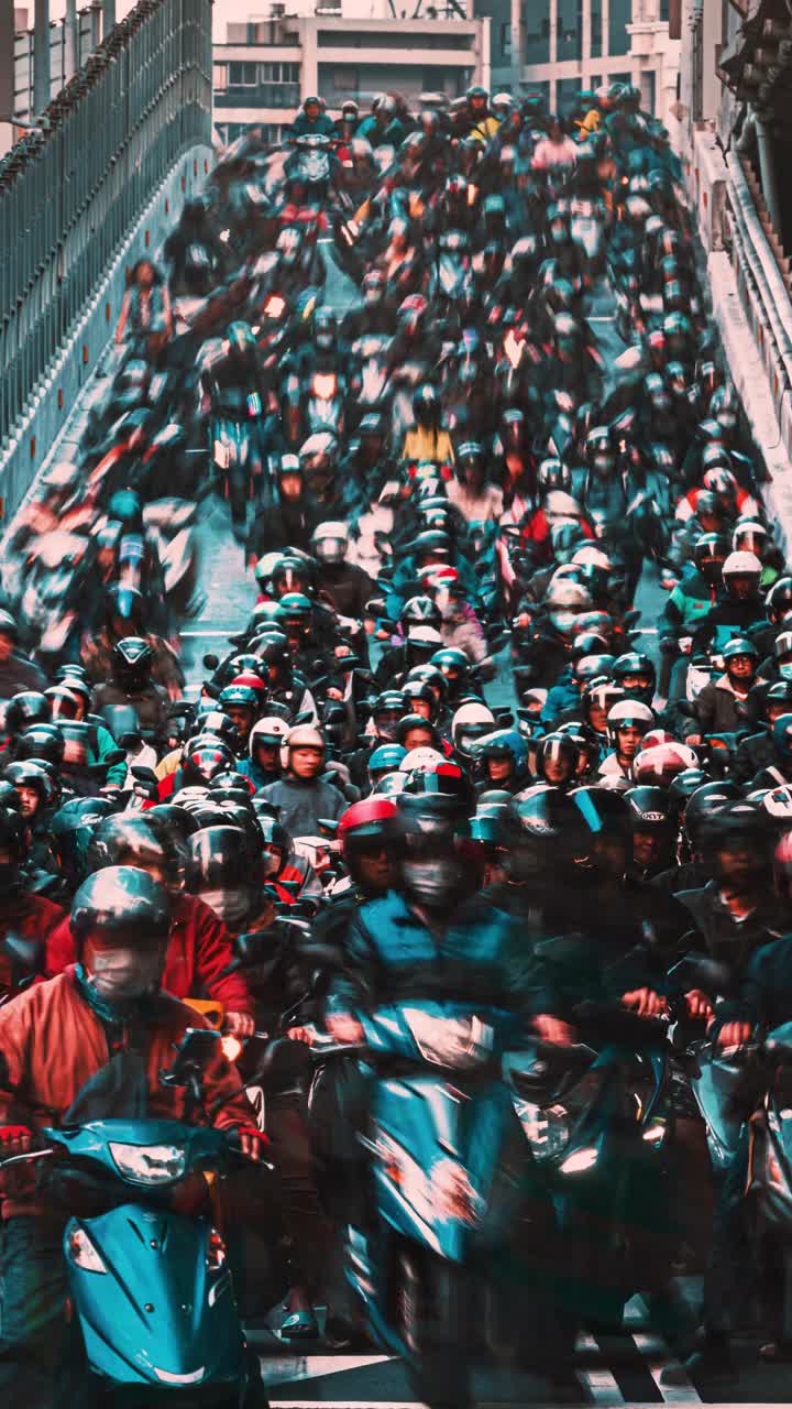 台北捷运站人群的垂直构图视频素材