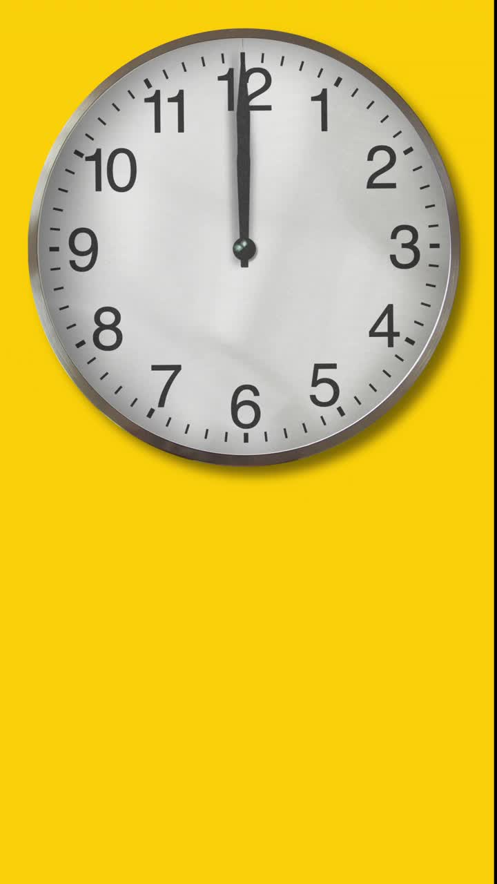 金钱时钟:黄色背景上的12小时金钱视频素材