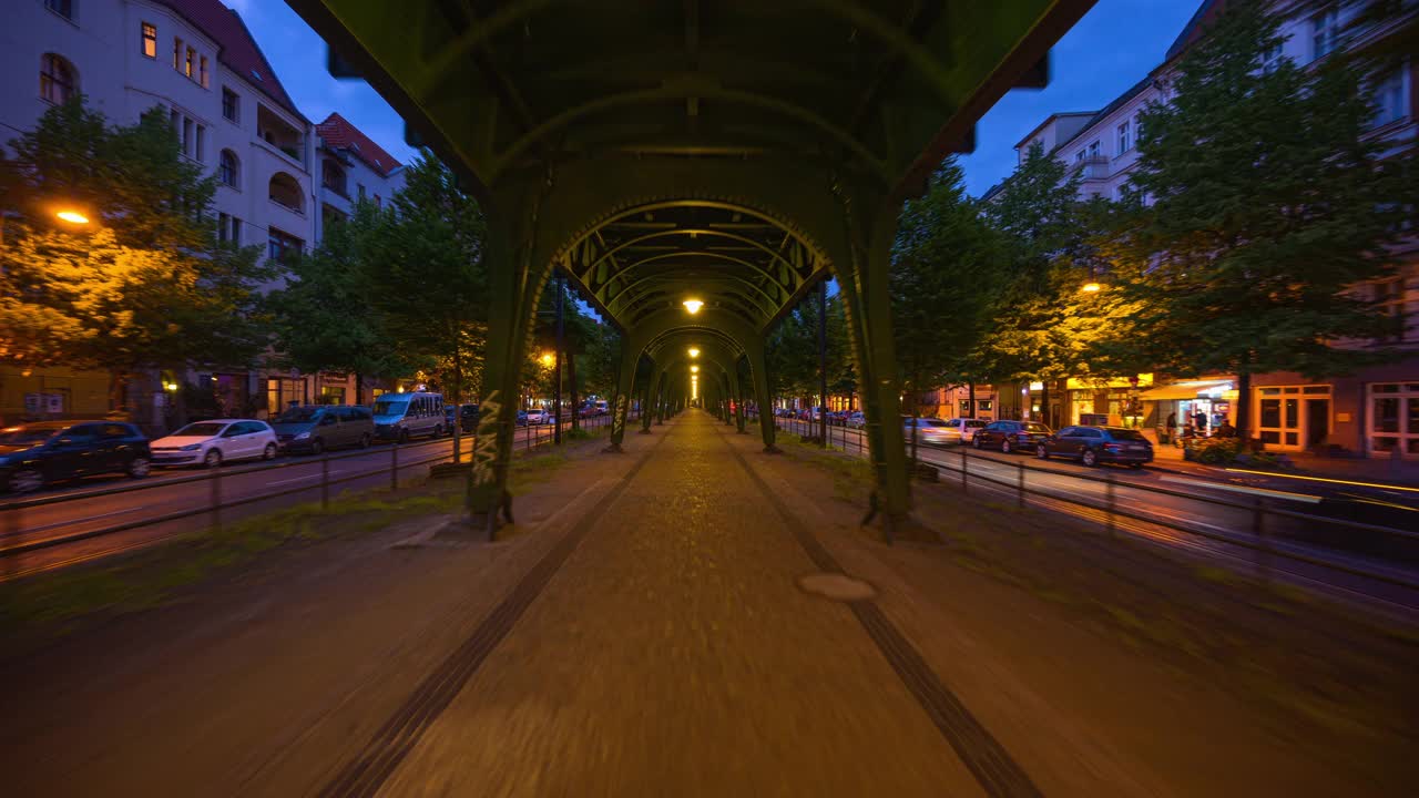 柏林普伦茨劳贝格夜间城市生活在高架桥下与街道交通的Hyperlapse视频下载