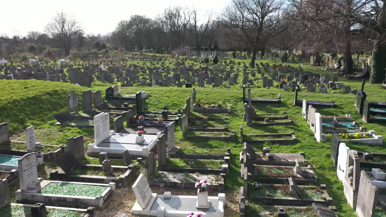 低飞和向后揭示墓地，欧洲，伦敦视频下载