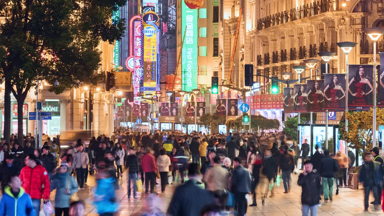 TL/ Asia，中国，上海，南京路的时间流逝，晚上熙熙攘攘的人群在购物视频购买