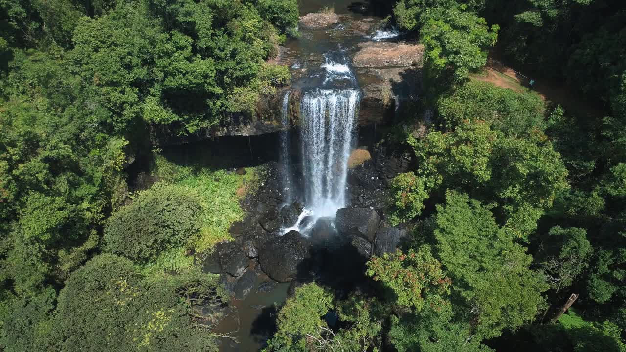 鸟瞰图齐里瀑布，凯恩斯昆士兰-无人机4K剪辑视频素材