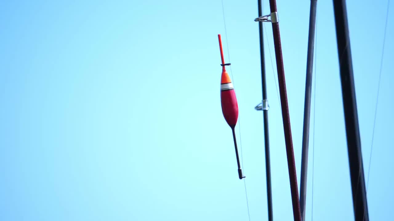 蓝色天空背景上的渔具。视频下载