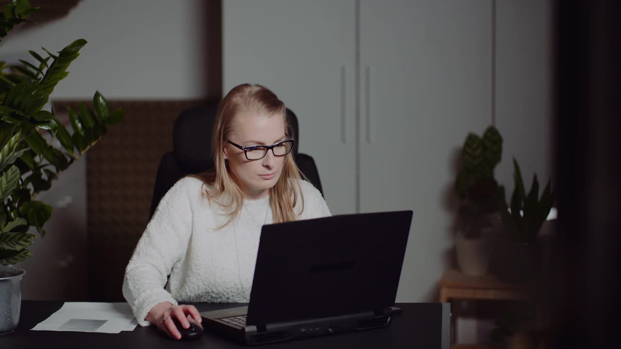 女商人用笔记本电脑工作浏览互联网阅读电子邮件在家办公视频下载