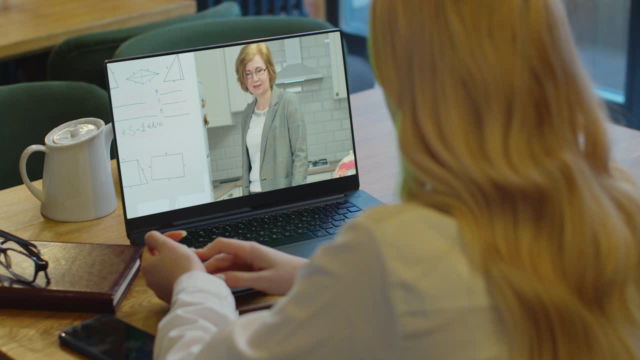 远程学习。视频类。在线教育数字的教训。在家学习的女教师在笔记本电脑屏幕上讲课。视频素材