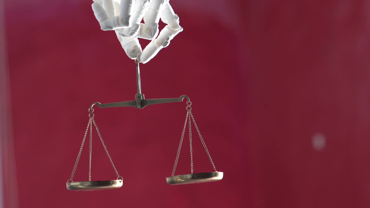 用于人工智能和法律的机器人手的正义尺度视频视频素材