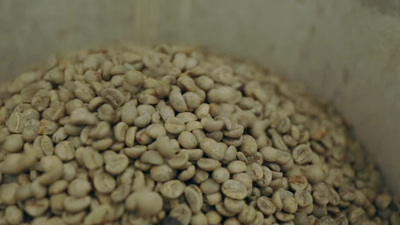 咖啡豆从研磨机中射出视频素材