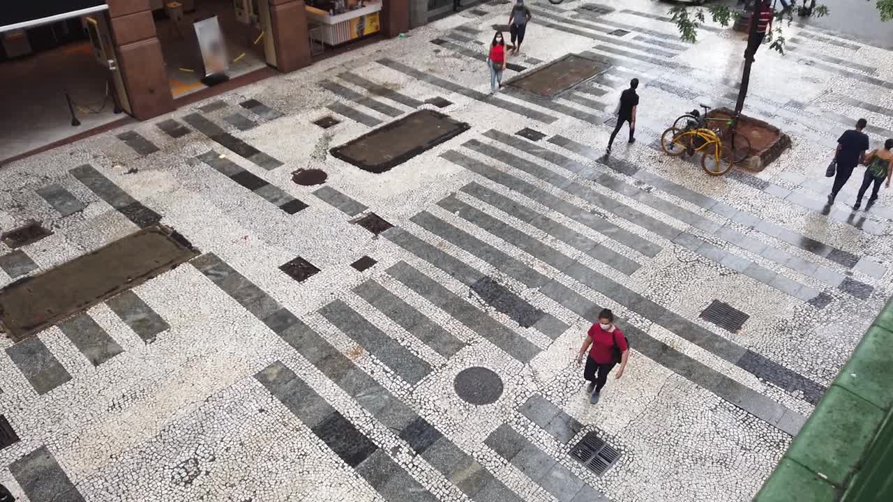 人们在巴西圣保罗市中心的街道上行走视频素材