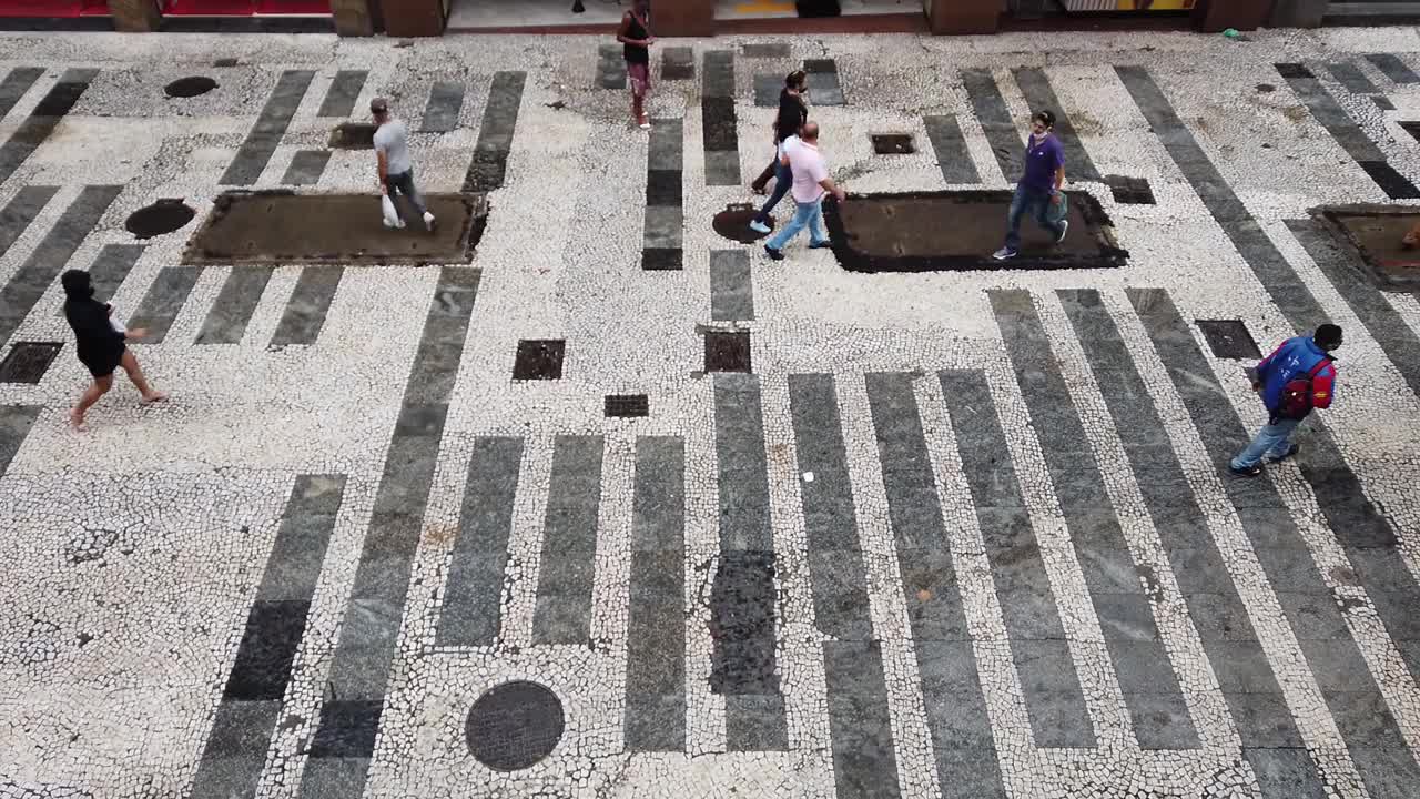人们走在巴西圣保罗市中心的街道上视频素材