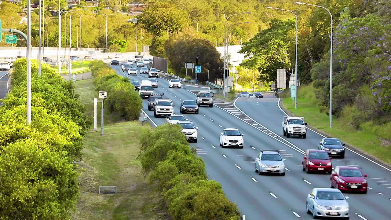 繁忙的高速公路与合并的汽车和速度摄像机-快速运动视频下载