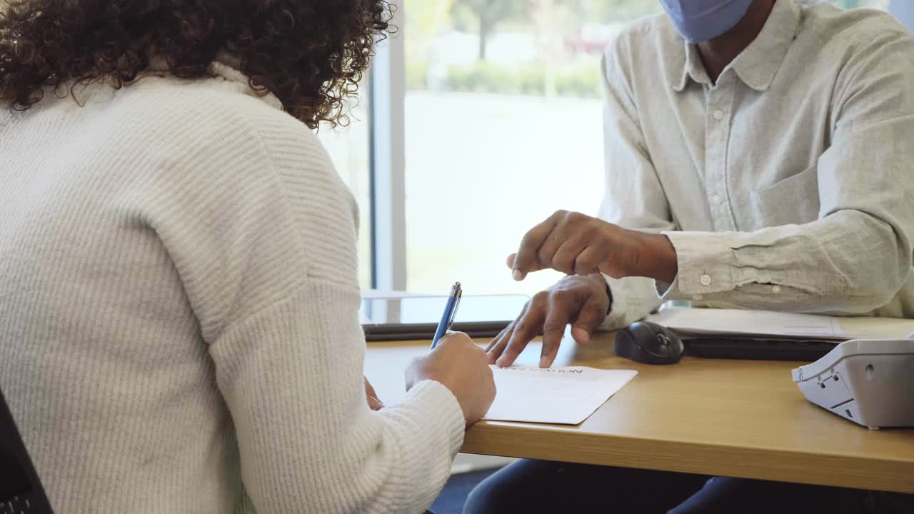 女银行客户签署贷款申请视频素材