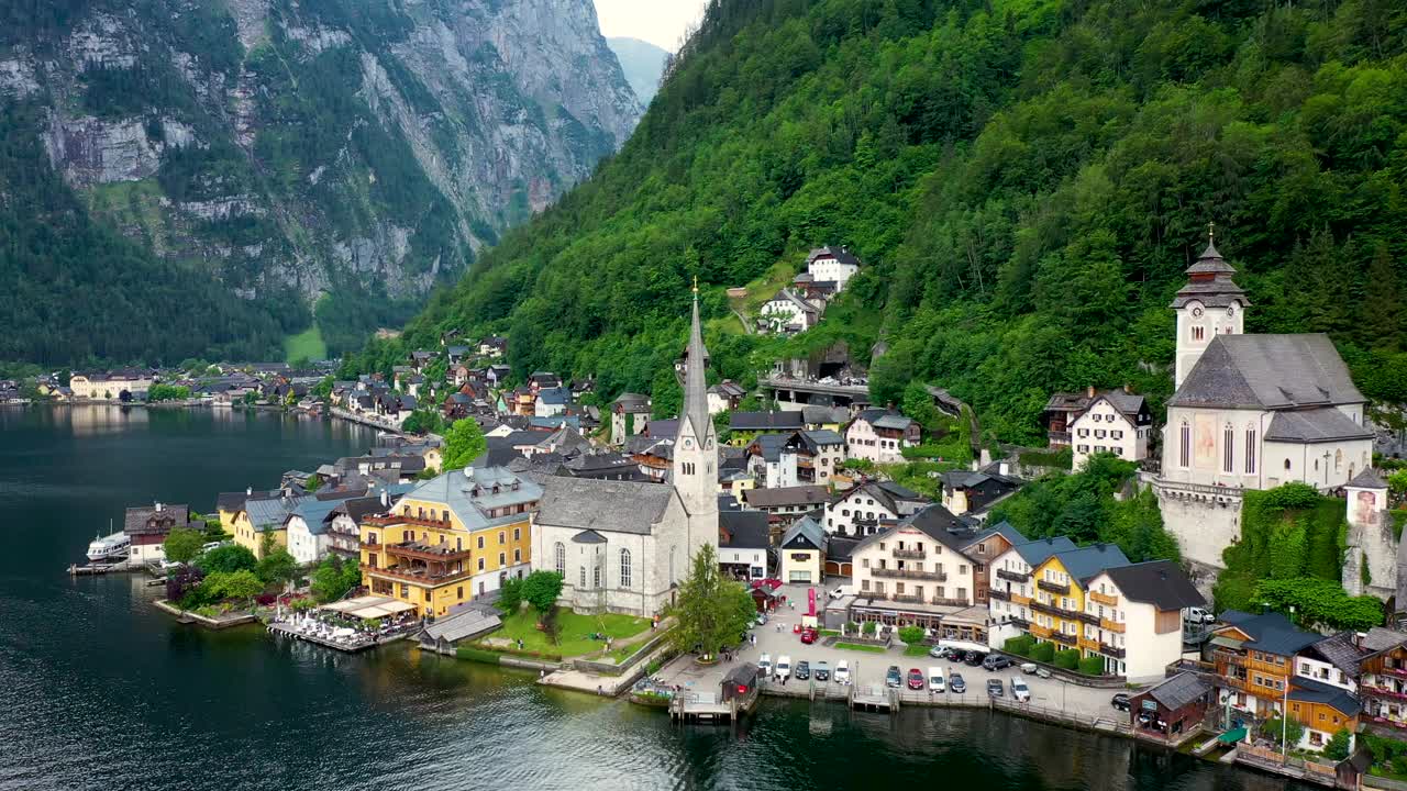 奥地利哈尔斯塔特著名的哈尔斯塔特山村在美丽的光线在夏天，萨尔茨卡默古特地区，奥地利哈尔斯塔特。奥地利阿尔卑斯山哈尔斯塔特湖上的哈尔斯塔特村。视频素材