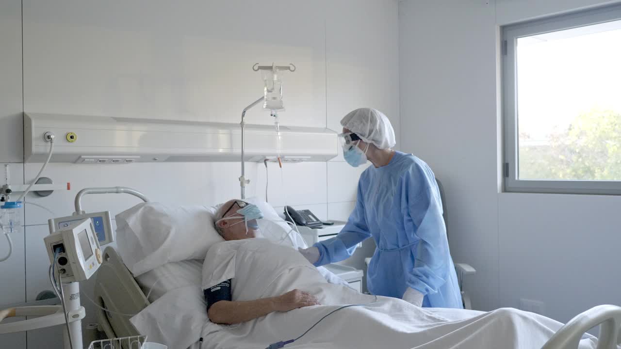 在医院治疗冠状病毒患者的医生视频下载