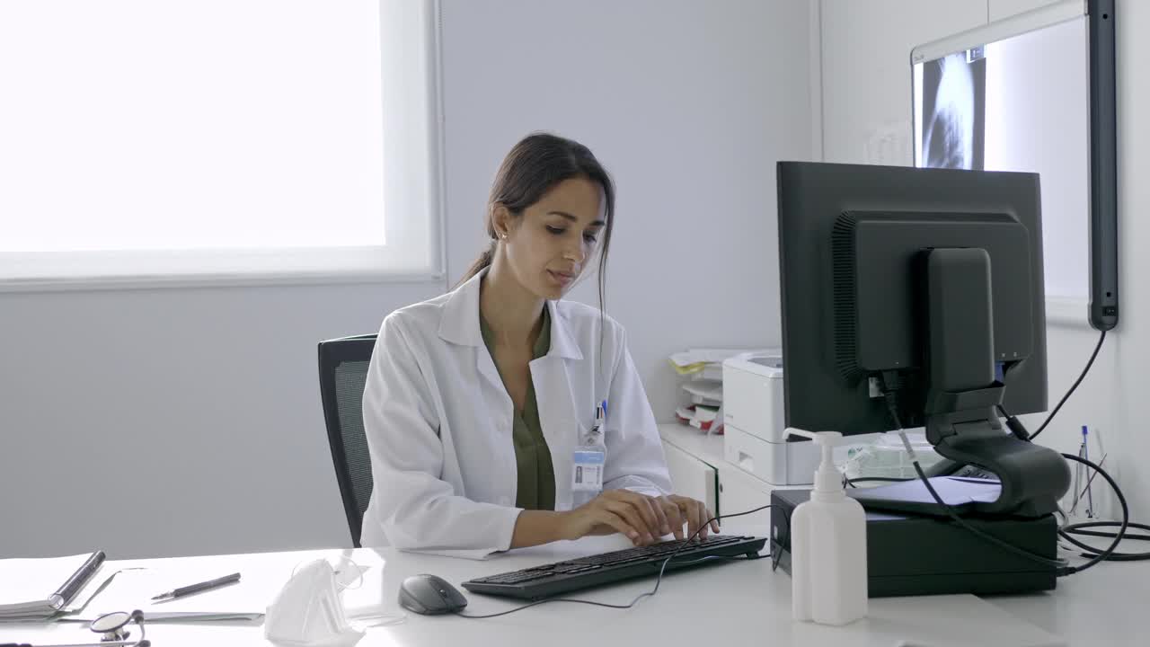 微笑的女医生在她的办公室工作视频素材
