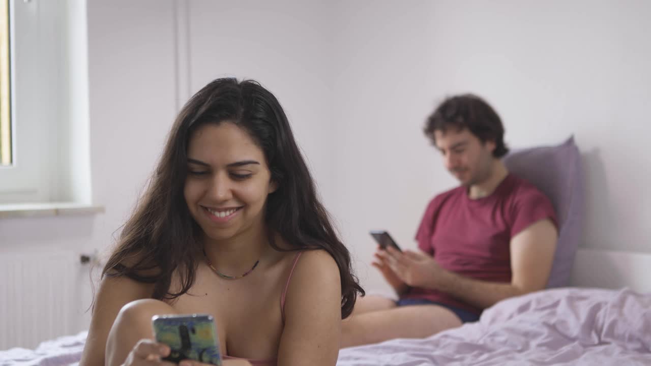女人和男人使用智能手机视频素材
