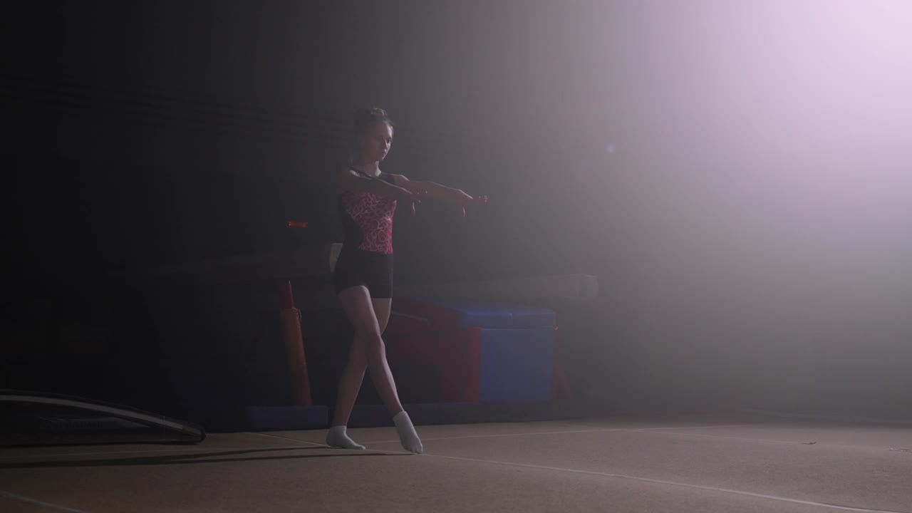 女子少年艺术体操运动员的自由体操训练，少女跑、跳、翻视频素材