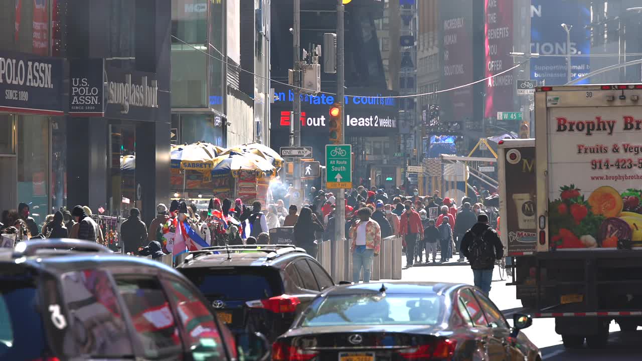 纽约时代广场新冠肺炎疫情爆发一周年。视频素材