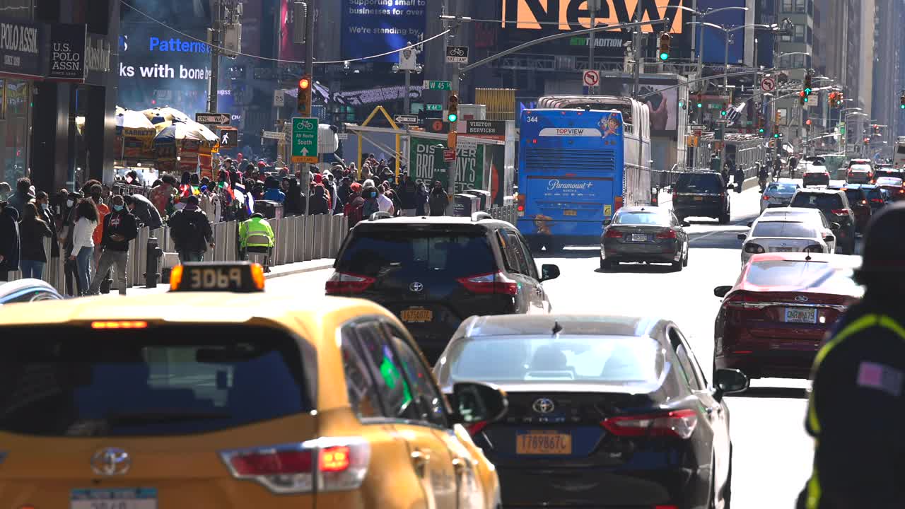 纽约时代广场新冠肺炎疫情爆发一周年。视频素材