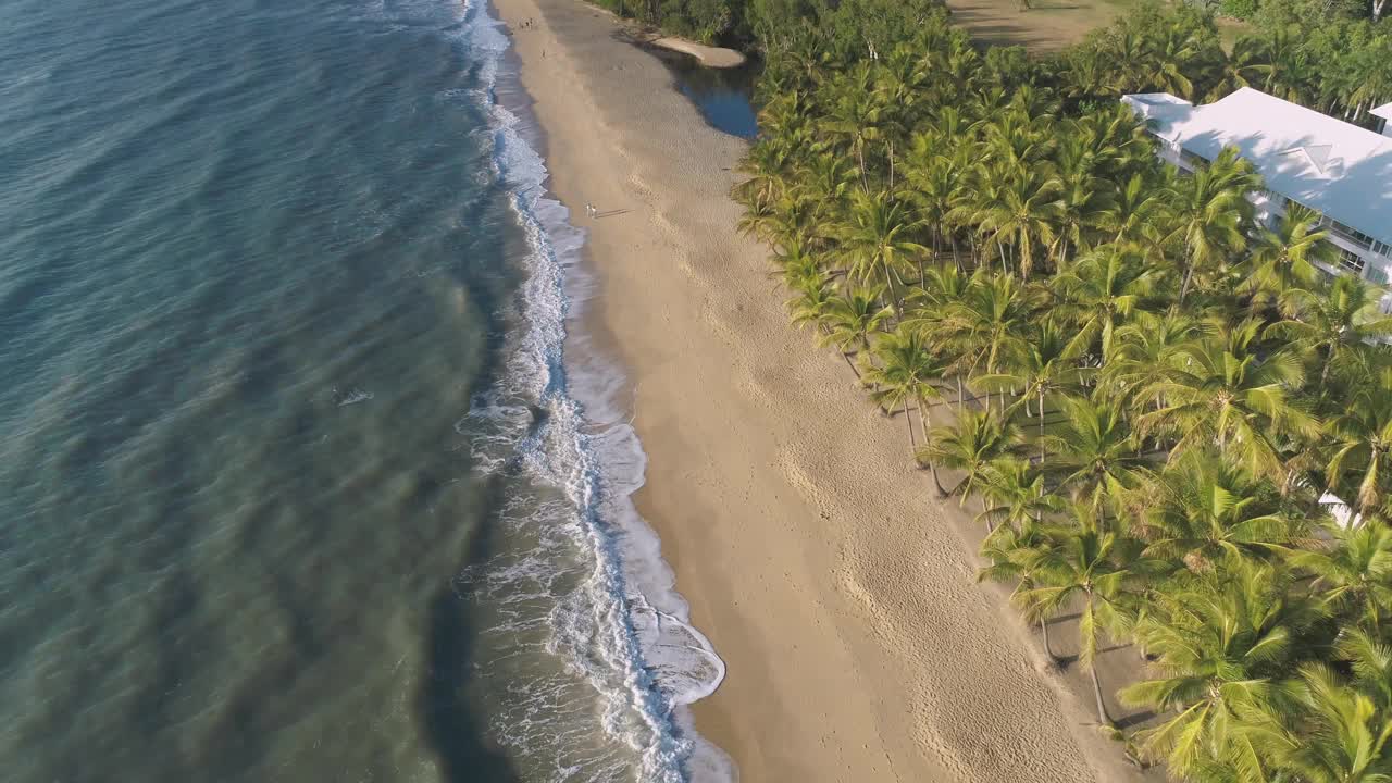 鸟瞰图热带海滩凯恩斯昆士兰-无人机4K剪辑视频下载