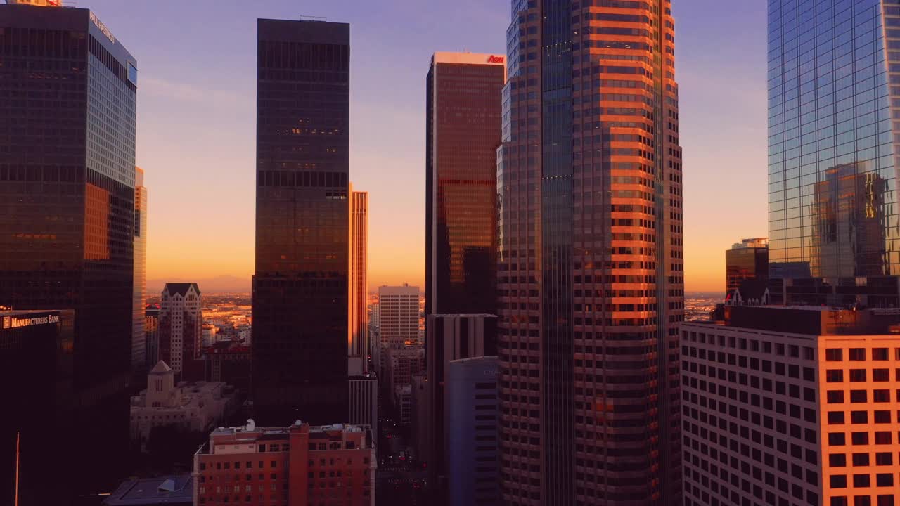 4K无人机日落时洛杉矶市中心的视频，作为稳固的镜头视频下载