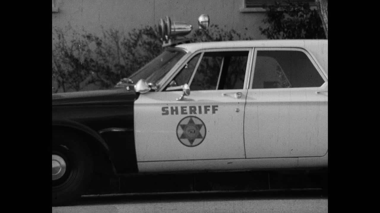 特写警长的车停在街道上，索格斯，圣塔克拉利塔，美国加州视频下载