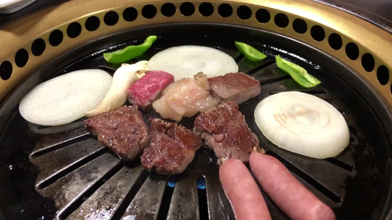 日本烤肉，香肠和蔬菜放在烤架上视频下载